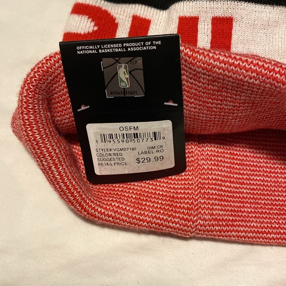 Chicago Bulls Beanie with PomPom - Picture 5 of 5